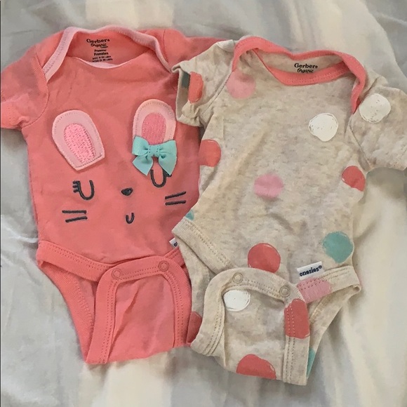 🚨 4 for $20 Gerber Organics EASTER Onesies Preemie set - Picture 1 of 1